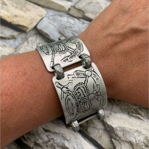 Vintage Royal Crest Crown British Monarch Coat of Arm Aluminum Souvenir Bracelet